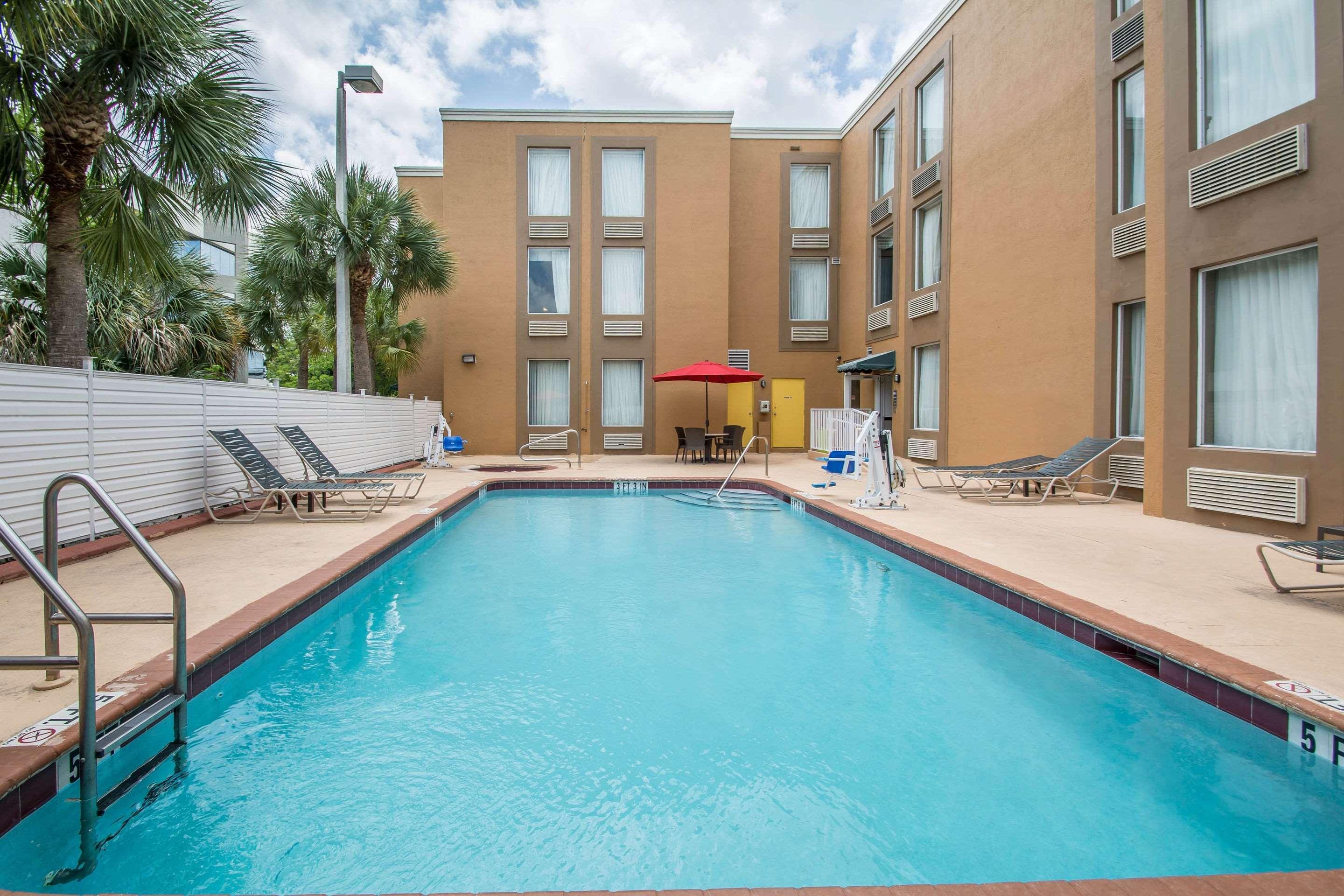 Comfort Inn & Suites Fort Lauderdale West Turnpike Lauderdale Lakes Екстериор снимка
