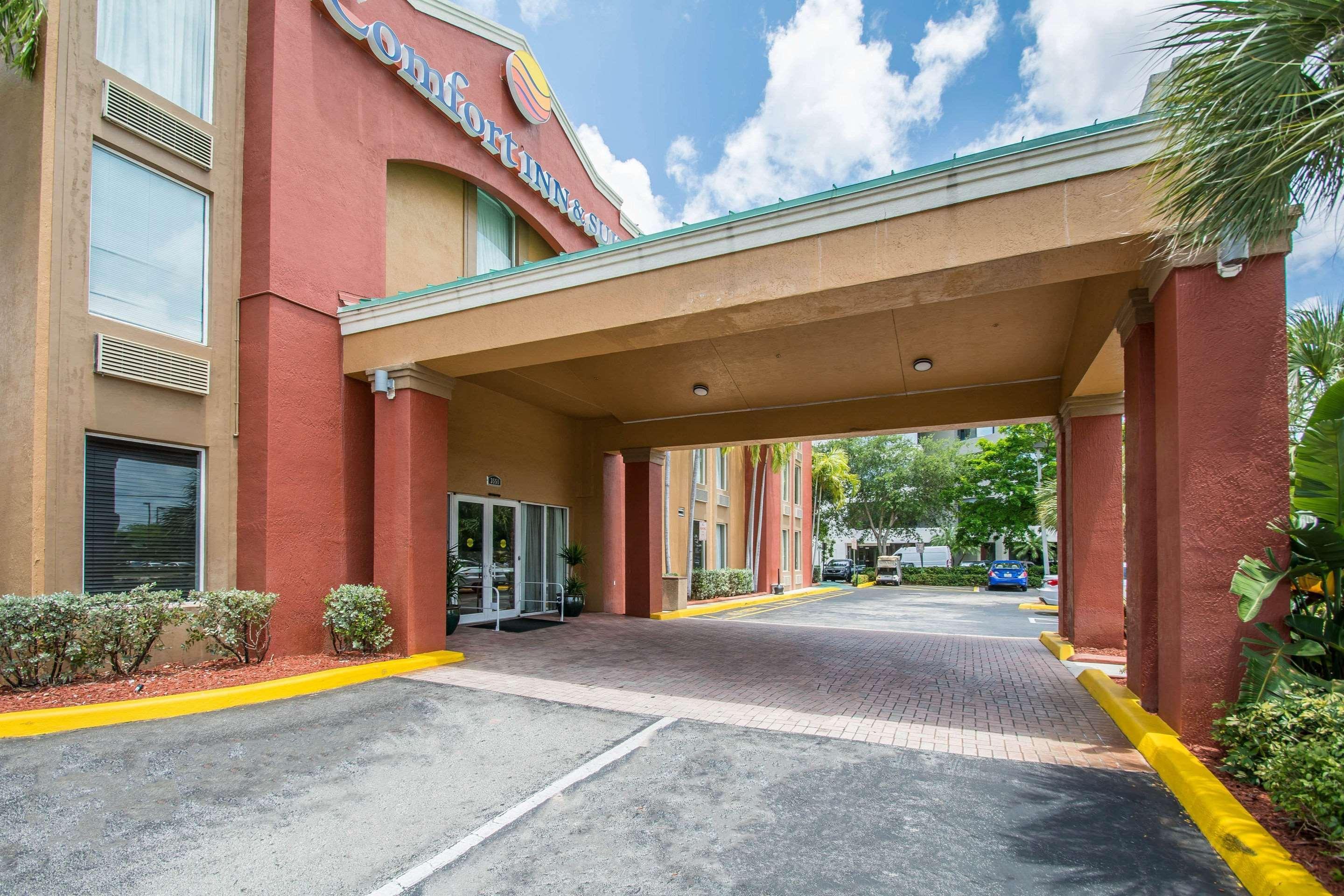 Comfort Inn & Suites Fort Lauderdale West Turnpike Lauderdale Lakes Екстериор снимка