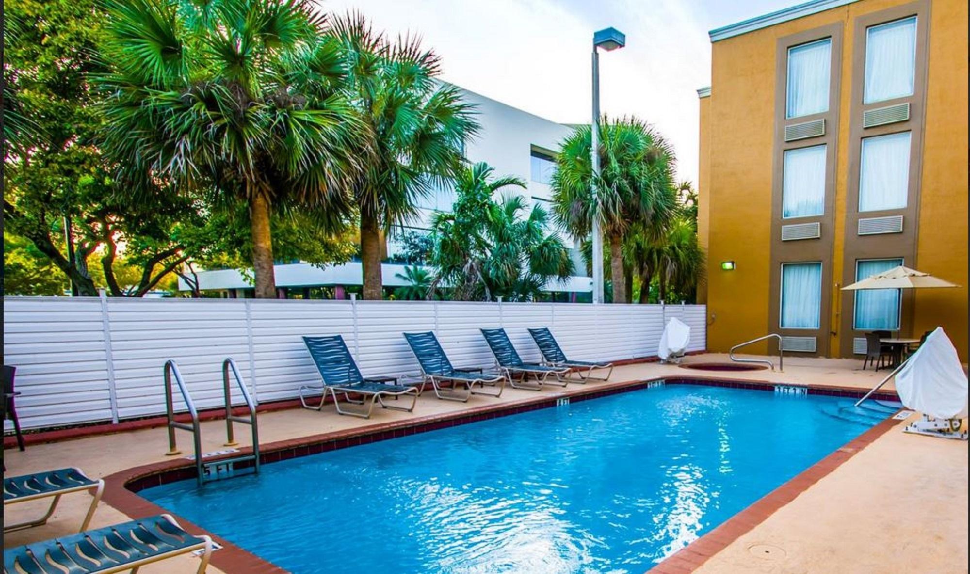 Comfort Inn & Suites Fort Lauderdale West Turnpike Lauderdale Lakes Екстериор снимка